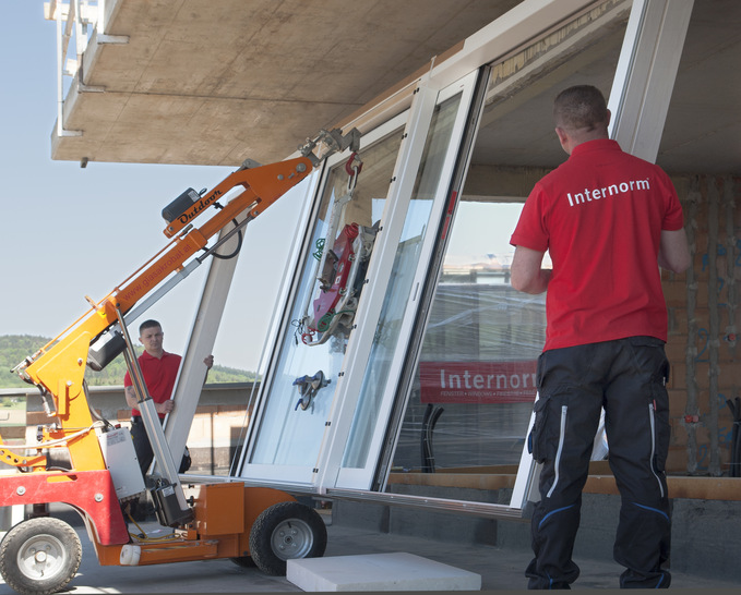 Durch die Fortschritte in der XL-Logistik bieten Internorm-Vertriebspartner Dienstleistungskompetenz auf höchstem Niveau und erhebliche Erleichterungen bei der Montage.
