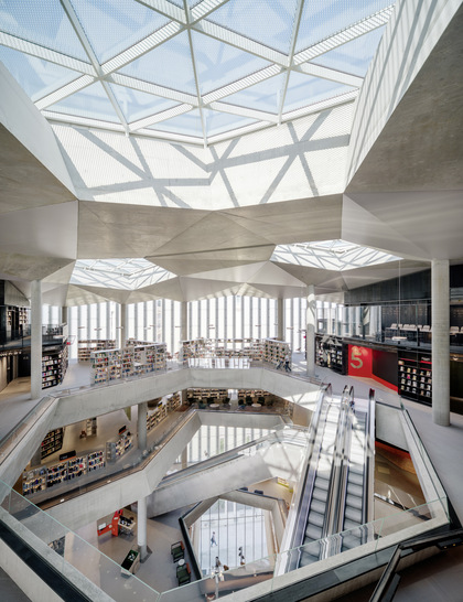 Die Dachverglasung der drei Oberlichter der Deichman Bjørvika Bibliothek in Oslo umfasst 440 m 2  Okatech  Isolierglas. Die Aluminium- Steckmetalleinlagen im SZR erzeugen einen unverwechselbaren Glanz. - © Einar_Aslaksen / Okalux
