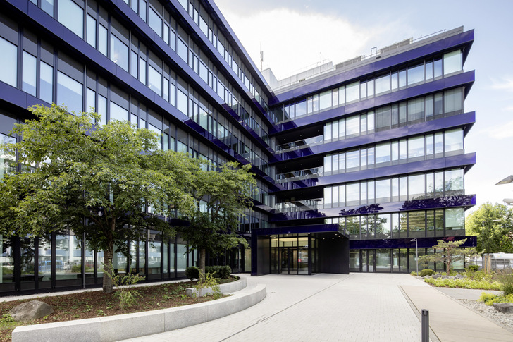 Der „Bau 11“ erhielt eine moderne, optisch auffallende Fassade mit blauen gläsernen Fassadenbändern und Infrastop Sonnenschutz-Isoliergläsern. - © Foto: Marcus Pietrek, Düsseldorf
