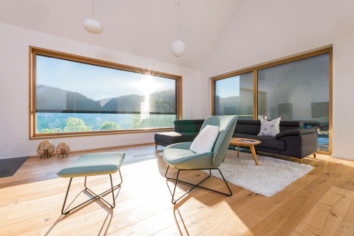 Moderne, großformatige Fenster sorgen für viel Tageslicht im Haus.