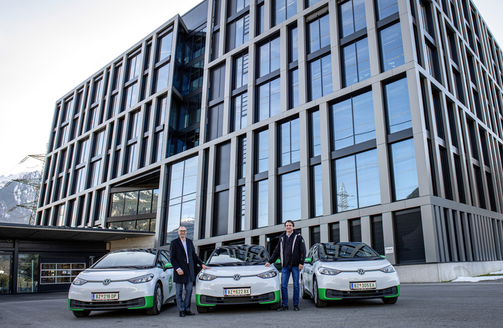 Geschäftsführer Philipp Tomaselli (r.) ist stolz auf die E-Flotte der Tomaselli Gabriel Bau GmbH, diese umfasst 30 Elektrofahrzeuge, 20 davon sind neue VW ID.3.