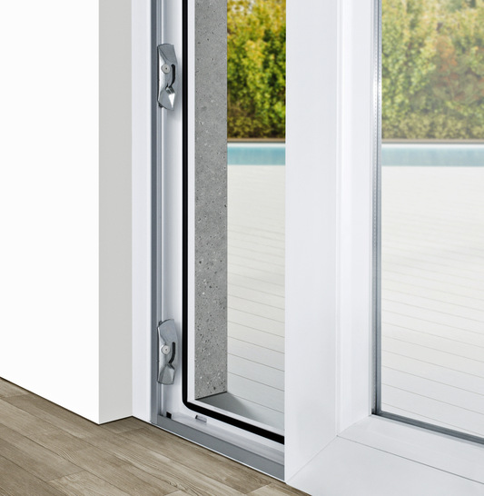 Der Beschlag Winkhaus duoPort AS verschließt Fenster und Türen besonders dicht. Zum Öffnen fährt der Flügel rund 6 mm weiter in den Innenraum und lässt sich dann leichtgängig mit nur einem Handgriff verschieben.