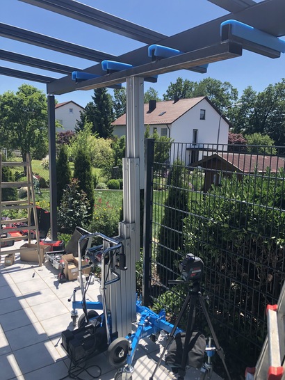 Der Scheibenlift TGT EasyLift/XL ist ein passendes Hebegerät, wenn es um die Montage von Wintergärten und Terrassendächer geht.