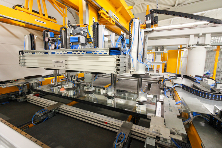 Die Glasscheiben werden hochpräzise ausgerichtet, bevor sie im Flügelrahmen positioniert und im Fall der STV angedrückt wird.