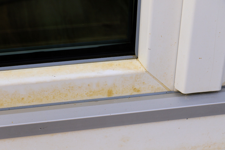 Typische Gelbverfärbung am unteren Flügelprofil eines Kunststoff-Fensters. Die Gelbverfärbung endet seitlich auf der Höhe der Schweißnähte. - © Jürgen Sieber
