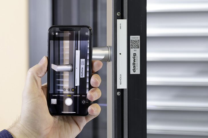 Der individuelle Code für jedes Fenster wird im Rahmen eingeklebt. Dieser ermöglicht Kunden und ­Servicemitarbeitern den Zugriff auf unterschiedliche Datenbanken.