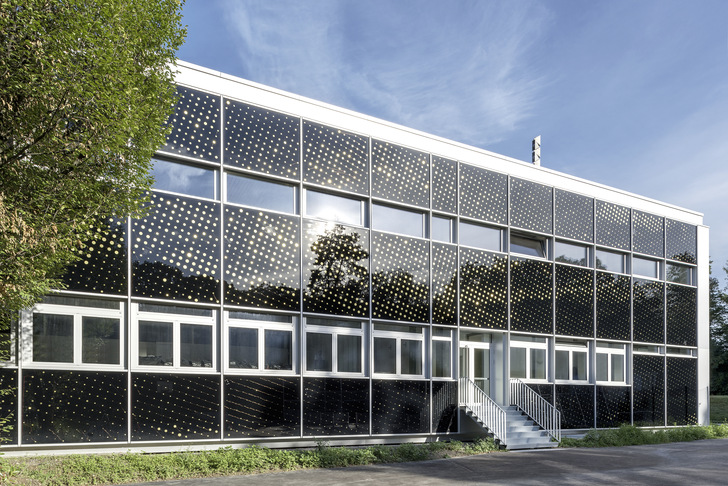 Die in das Verbundsicherheitsglas Swisslamex Color­design von Glas Trösch integrierten „Piezo“-Metall­scheiben ergeben das Bild einer stilisierten ­Welle. Als vibrierende Klangkörper erzeugen sie das ­Geräusch von fliessendem Wasser.