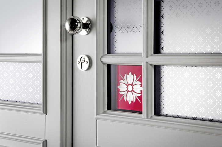 Der zeitlose Klassiker für den skandinavischen Wohnstil: facettenreich in Weiß gestaltet mit ­filigraner Schmuckverglasung und Sprossen.