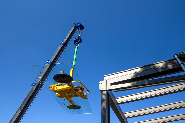 Das eT-Hover-univac von Eurotech ist als Vorsatzgerät für Kran- und Hub­einrichtungen konzipiert und kann vertikal 360 kg und horizontal 500 kg halten. - © Foto: Eurotech
