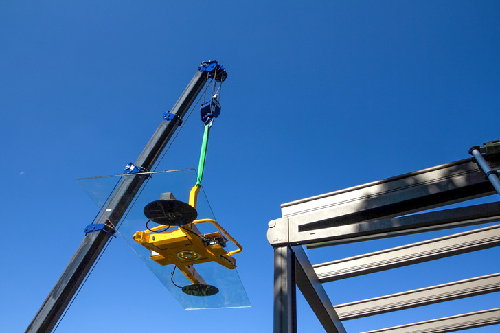 Das eT-Hover-univac von Eurotech ist als Vorsatzgerät für Kran- und Hub­einrichtungen konzipiert und kann vertikal 360 kg und horizontal 500 kg halten.