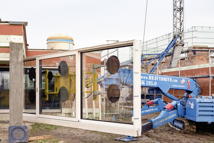 Für den Einbau unter dem Gebäudevorsprung kam hier der Montagekran MRK 195 von Heavydrive zum Einsatz. An den Kran wurde ein 3-Achsen-Überkopf-Manipulator mit Spezialanbau adaptiert.