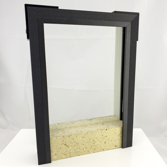 Die Optizarge ist eine universelle Montagezarge für Fenster und Türen in der Fassade. Die Zarge ist mit ­allen Materialien sowie Bautiefen kompatibel und hat eine sehr schmale Ansichtsbreite. - © Foto: IPB-Profile GmbH
