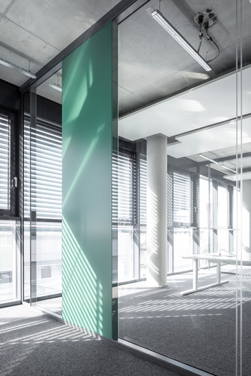 Die Gläser des Lindner Trennwand­systemen Life Clear lassen sich durch ­Folierung, ­Emaille oder Siebdruck ­individuelle gestalten.