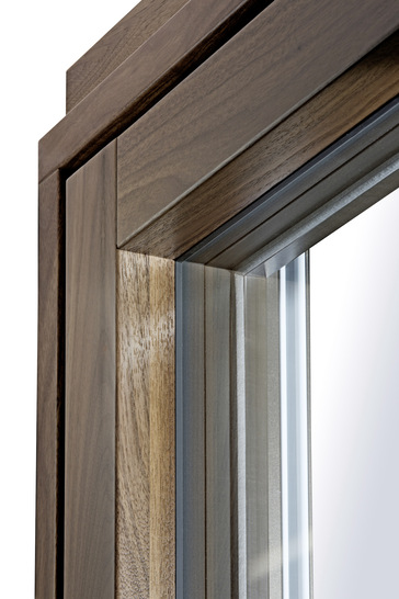 Neu von Kneer-Südfenster sind Aluminium-Holz-Fenster mit flächenbündigem Design und verdeckt liegenden Beschlägen, bei denen Rahmen und Flügel auf einer Ebene liegen – besonders elegant in der Holzart Nussbaum.