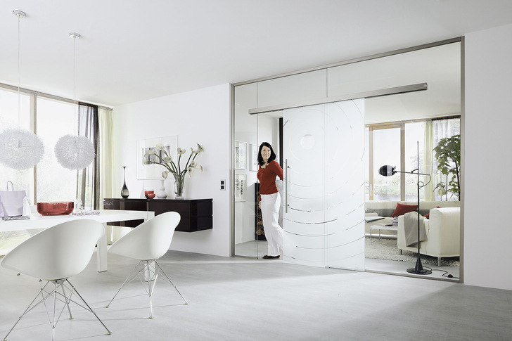 Um die Verletzungsgefahr zu minimieren, werden Glasschiebe­türen meist aus Sicherheits﻿glas gefertigt: aus ESG oder VSG.