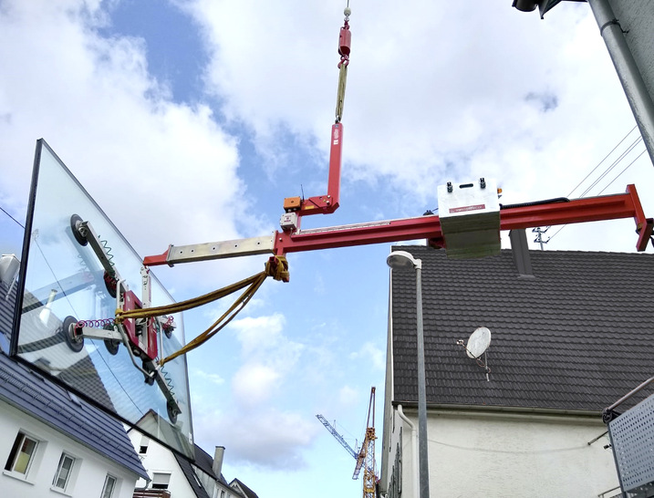 Die Überhangtraverse dient dazu, schwere Gläser und Bauelementen unter Dach- und Gebäudevorsprüngen sowie zurückgesetzten Balkonverglasungen einzusetzen. - © Foto: Uplifter
