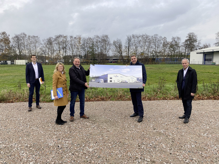 Kersten Mittwollen (Mitarbeiter Wirtschaftsförderung), Alexandra und Normen Strecker, Oberbürgermeister Jürgen Krogmann und Ralph Wilken (Leiter der Wirtschaftsförderung) freuen sich auf das anstehende Projekt.