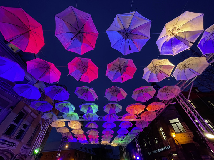 Seit August 2020 begeistert die „Umbrella-Road“ Einheimische und Touristen. Zum Start in die Blütezeit 2021 wählten die Organisatoren 80 Schirme mit einer LED-­Beleuchtung. - © Foto: Jens Hackmann
