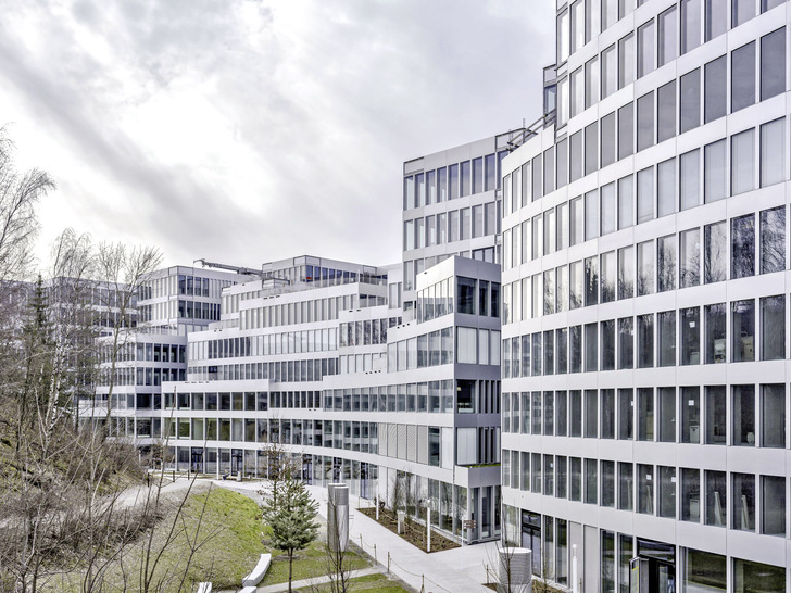 Die 8600 Fassaden-Elemente des „Circle“-Komplexes wurden bei Gartner in Gundelfingen gefertigt, teils als Closed Cavity Fassade und dann auf der Baustelle am Flughafen Zürich in die Unterkonstruktion eingehängt und fixiert. - © Foto: R. Dürr
