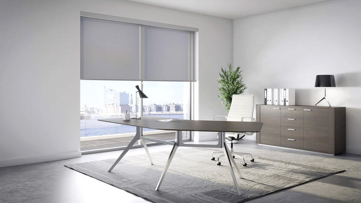 Innenliegender Sonnenschutz bietet bei richtiger Materialauswahl einen guten Blendschutz.