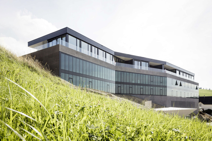 Die Bellavista Klinik in St. Gallen wurde mit einer Structural ­Glazing Fassade ausgerüstet, die mit schaltbaren Gläsern von SageGlass ­ausgestattet ist, die den Sonnenschutz übernehmen. - © Foto: Daniel Ammann

