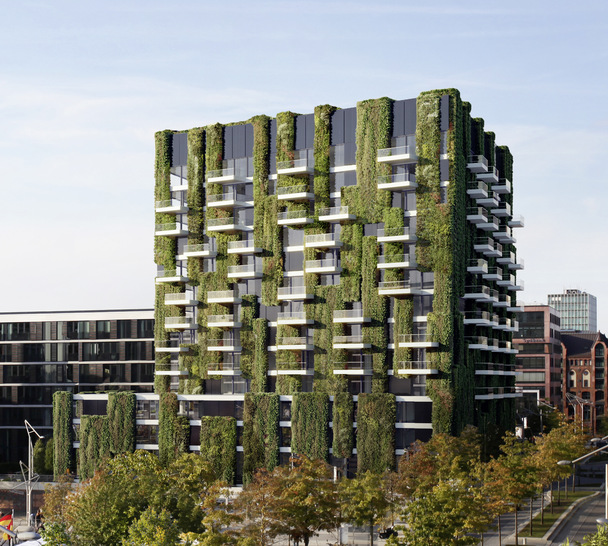 Schüco ist aktuell dabei, integrierte Lösungen für die Bepflanzung und ­Bewässerung an einigen Objekten zu testen. Auch auf dem Schüco Campus in Bielefeld wird in ­Zukunft eine „Grüne Fassade“ gezeigt.