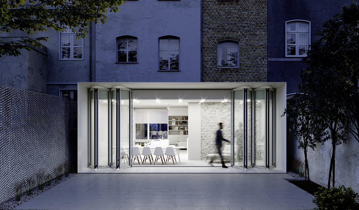 Auch paarig angelegte Glas-Faltwände von Solarlux verfügen ab sofort über eine RC2-­Zertifizierung