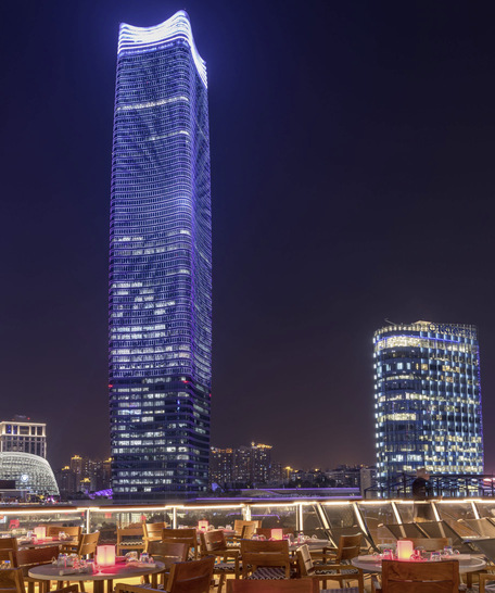 Sinar Mas Plaza, der fünft­höchste Turm in Shanghai, setzt auf ein Sonnenschutzsystem mit Motorisierung von elero.