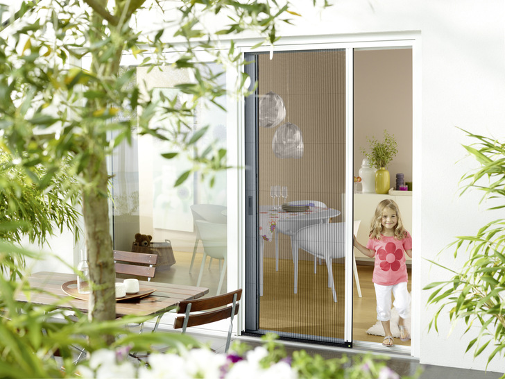 Wenn es um die Art der Ausführung geht, gibt es viele Varianten: Für Fenster können Kunden unter Dreh-, Spann- und Schieberahmen wählen. Für Türen stehen Plissees, Dreh- und Schiebeanlagen zur Verfügung.