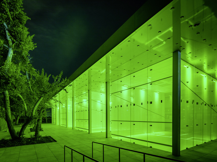 Blickfang: Die Sportstätte zieht mit den beleuchteten Squ﻿ash Courts auch bei Nacht die Aufmerksamkeit auf sich.