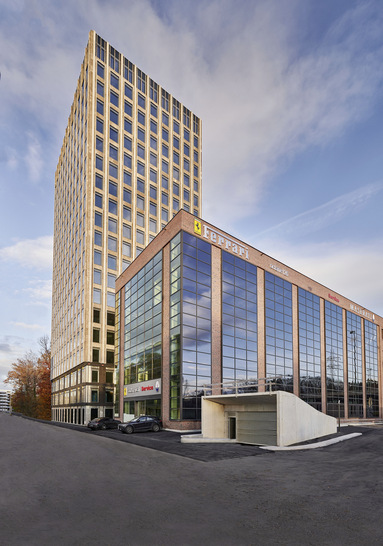 In der Fassade von Sport­wagen-Spezialist octane126 sind 1900 m2 schaltbare Sonnenschutz­gläser ­verbaut. Zum Einsatz kam das ­dynamische SageClassic, das zu 3-fach-Isolier­glas verarbeitet ­wurde. 