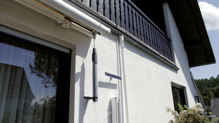 Der clevere Antrieb wird ohne Umbau der ­Markise wie die manuelle Kurbel in die Getriebeöse der ­Markise eingehängt, und an der Wand fixiert.