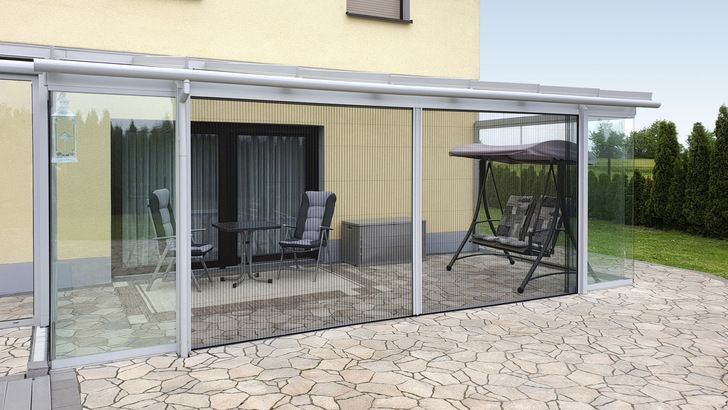 Eine sehr platzsparende Lösung für kleinere Balkone bis hin zu großflächigen Terrassen ist das Deflex-Plisseesystem.