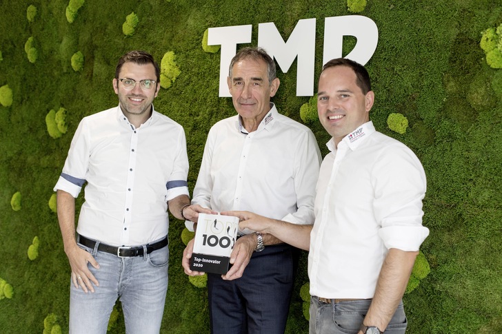 Tobias Kern (r.) und André Leffler (l.) übernehmen von Bernhard Helbing die Verantwortung. Gemeinsam freuen sie sich hier über die Verleihung des Innovationspreises „TOP 100“.