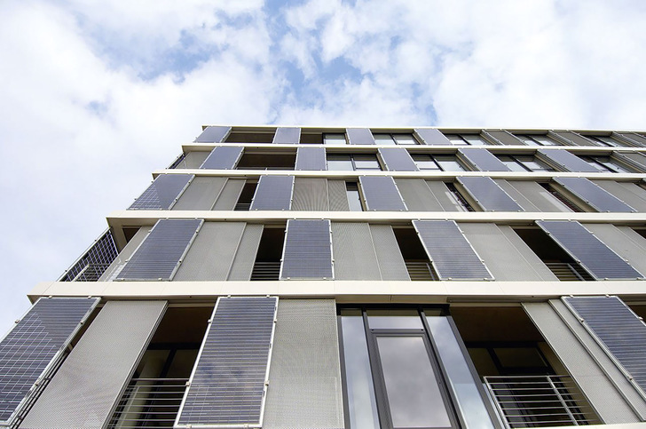 Weithin sichtbar ist die Fassade aus hochformatigen Photovoltaik­elementen kombiniert mit beweglichen Schiebeläden aus Streckmetall.