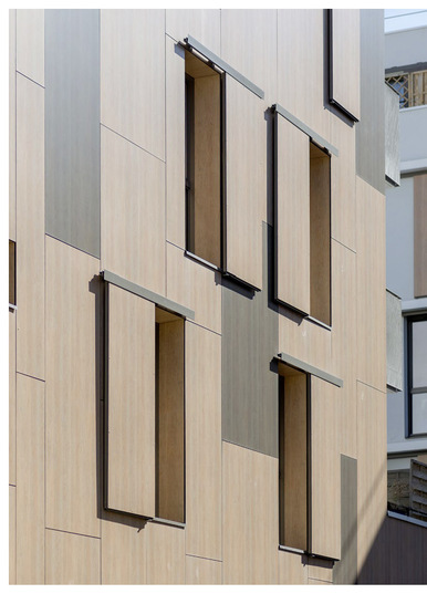 Geschlossene Module mit einer Füllung sorgen für eine nietfreie und hagelresistente Ansichtsfläche.