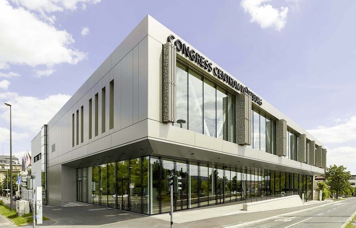 Die neue Fassade am Congress Centrum in ­Würzburg wurde offen und einladend aus Glas und Metall ­gestaltet. - © Foto: Baier GmbH
