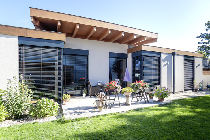 Raffstoren bieten den Vorteil den ­Lichteinfall ins Gebäude stufenlos ­regulieren zu können.