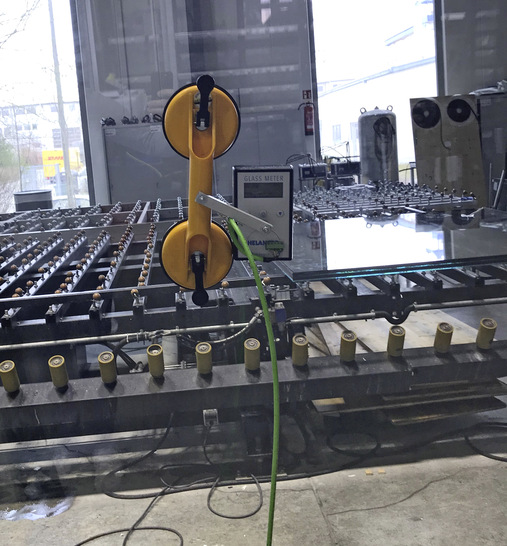 Der Abstandsmesser wird mit einem Saugnapf in der Mitte der ISO-Einheit platziert, wo die größte Durchbiegung erfolgt.