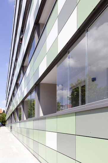 Für die Montage der Loggien-Gläser mit GM Toproll 6/8 benötigte der ausführende Metallbauer nur 12 Wochen. Die Verglasung kann durch Steckriegel oder ein Druckzylinderschloss abgesperrt werden. 