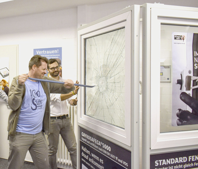 Live-Aufbruchversuch am GAYKO SafeGA®5000 Fenster. Ganzheitliche Aufklärung, damit der Kunde im Vergleich zu herkömmlichen Fenstern die Unterschiede spürt und eine richtige Kaufentscheidung treffen kann.