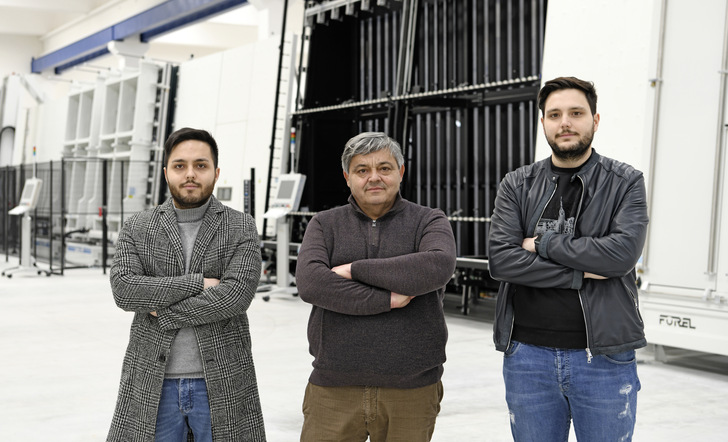 Glas im Blut: Tommaso Sabatino mit den Söhnen Piero und Michele vor der neuen „High Tech“-ISO-Linie von Forel. - © Foto: Forel
