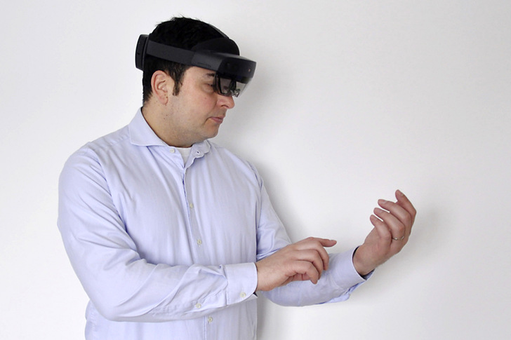 Homeoffice für Ingenieure und Techniker: Simon Fuchs von Kuraray demonstriert, wie die Wartung komplexer Anlagen per MR-­Brille und virtuellem Werkzeugkoffer von zu Hause aus funktionieren kann. Er leitet das Projekt bei Kuraray in Troisdorf.