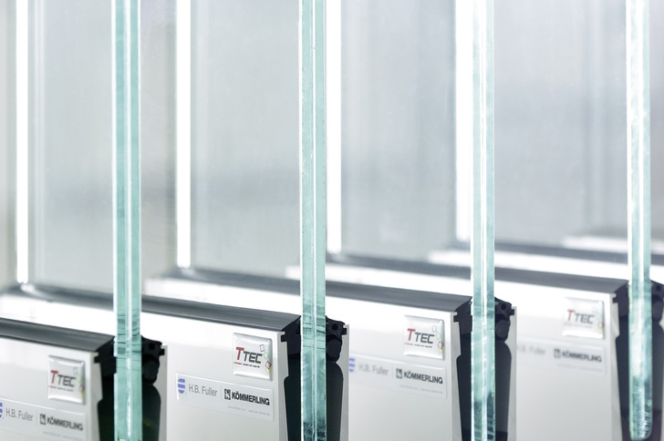 Die neuen Loca-Elemente mit Clear Edge verbinden nach Auskunft von H.B. Fuller | Kömmerling zum ersten Mal die konstruktiven Vorteile der Flüssiglamination mit einer randlosen voll-transparenten Optik.