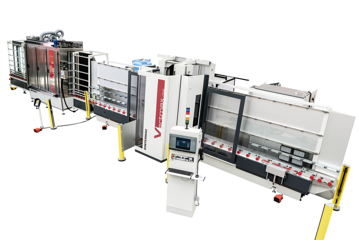 Vertikale Bearbeitungs-Line von Intermac aus dem Arbeitszentrum Vertmax One mit der neuen Aqua Waschmaschine. 