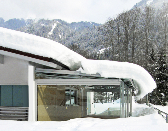 Schnee und Eis können eine enorme Belastung für flache Glasdächer sein. So-larlux, Hersteller hochwertiger Winter­gärten und Terrassenüberdachungen, kon-zipiert diese so, dass sie auch extremen Wetterlagen standhalten. - © Foto: Solarlux
