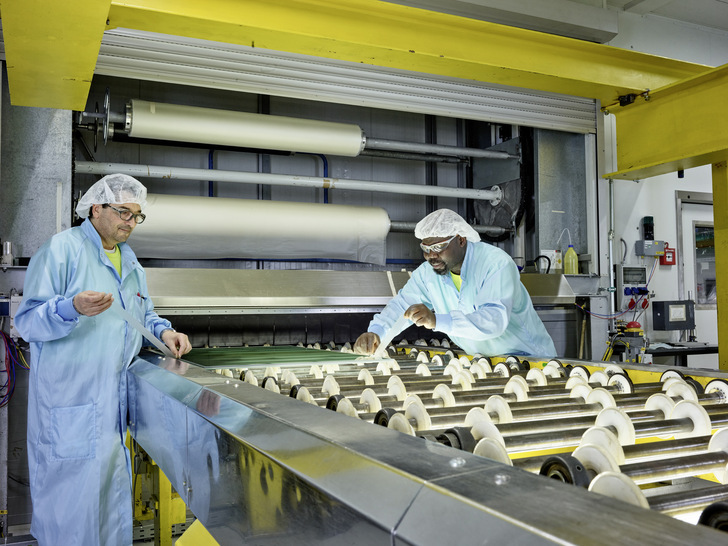 Im Reinraum der Brandschutzglas-Fertigung bei Vetrotech Saint-Gobain in Würselen. - © Foto: Vetrotech Saint-Gobain, Fotograf: Olaf Rohl
