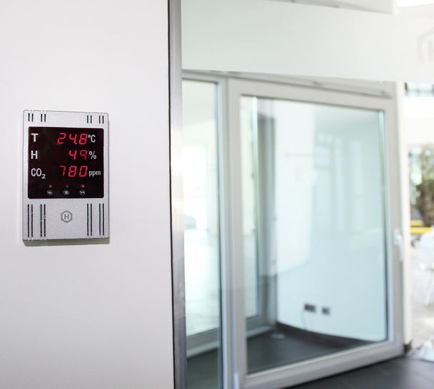 Der Multisensor MS ermöglicht, die Luftwerte Temperatur, Feuchte und Güte zu messen und anzuzeigen, sowie Schwellwerte zur Lüftungssteuerung festzulegen.