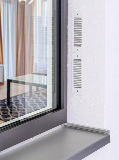 Das Zwei-Wege-Lüftungsgerät Gealan Caire smart kann überdämmt und überputzt werden.