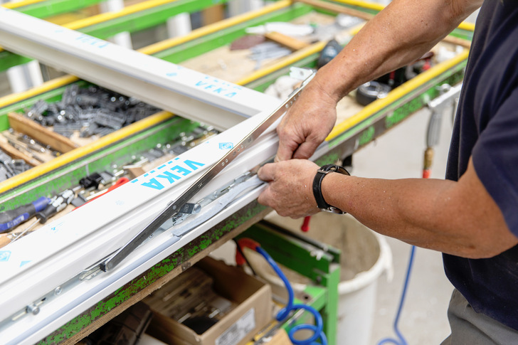 Die drei Rastfüße des arimeo Fensterfalzlüfters werden einfach per Fingerdruck eingeclipst.﻿
